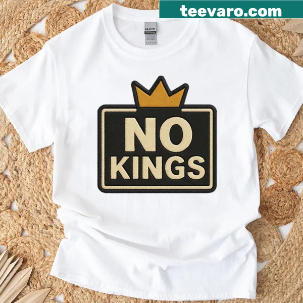 Oversized t-shirt with minimalist frog design and 'No Kings' quote