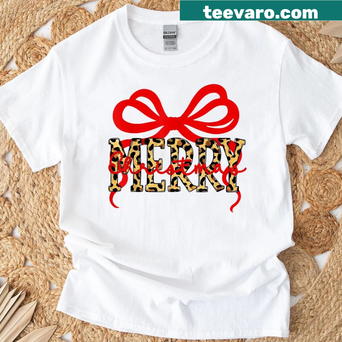 Leopard in a coquette bow for Christmas on a t-shirt — on a men's t-shirt