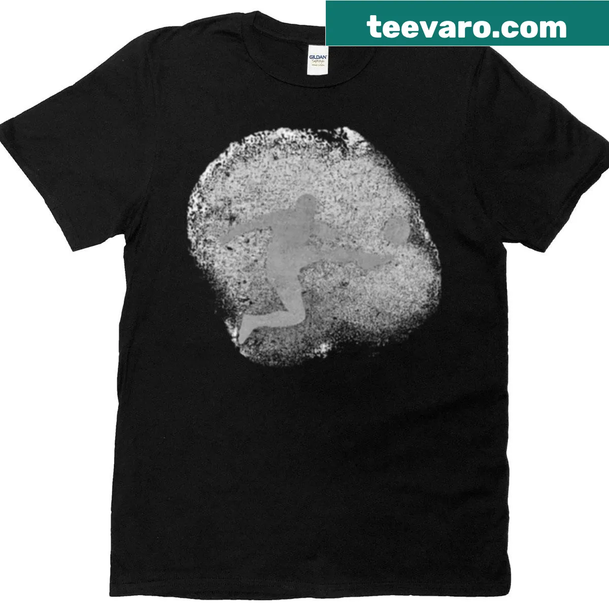 Grunge silhouette of a soccer player kicking a ball on T-shirt — on a men's t-shirt