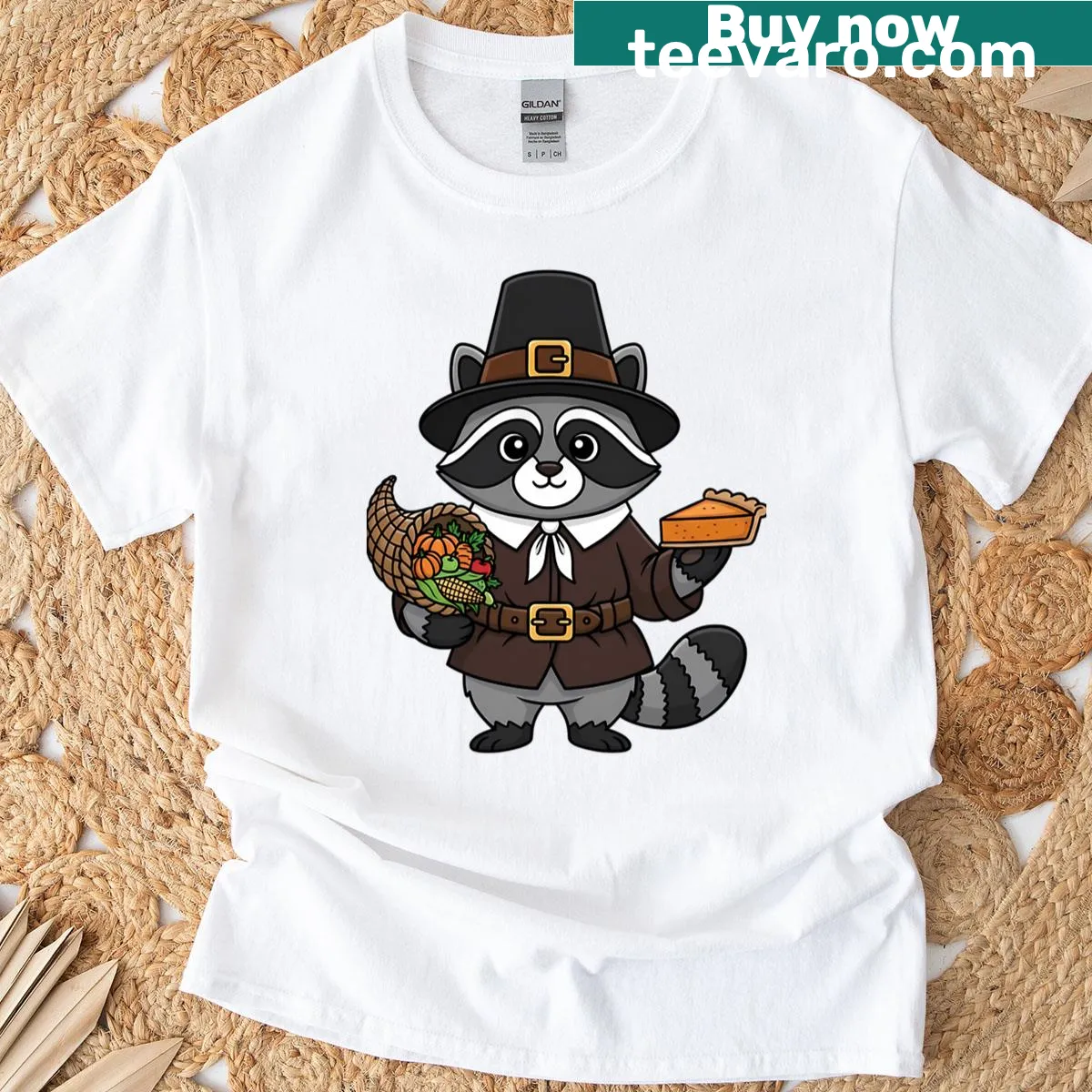 Cartoon raccoon pilgrim with a harvest pie on a T-shirt — on a men's t-shirt