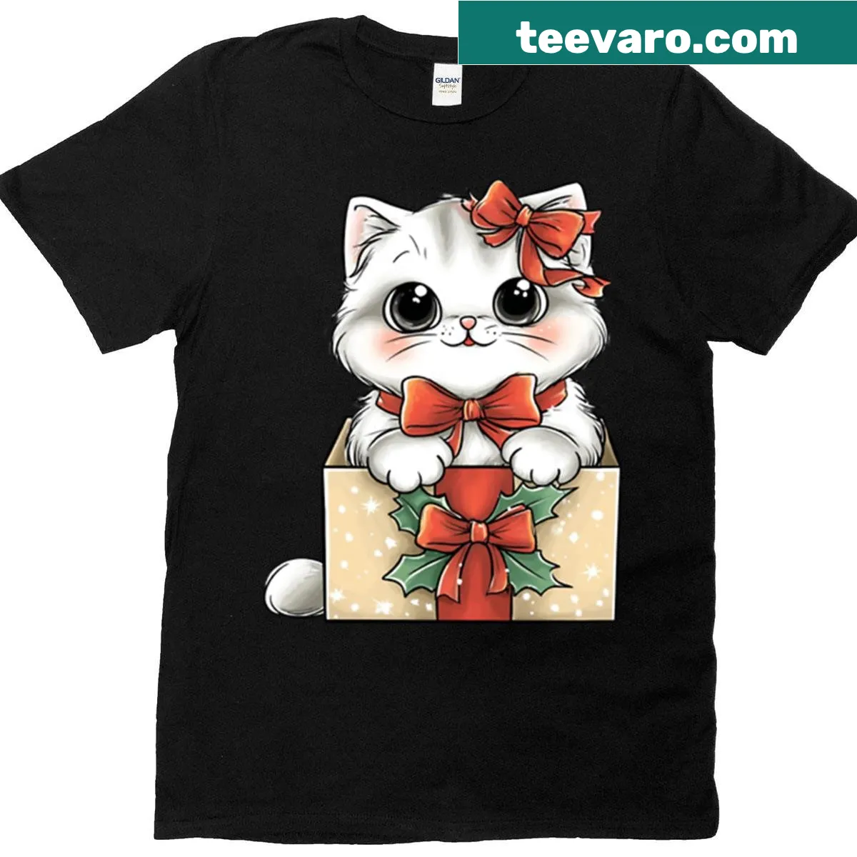 Cute Christmas cat in gift box illustration on a t-shirt — on a men's t-shirt
