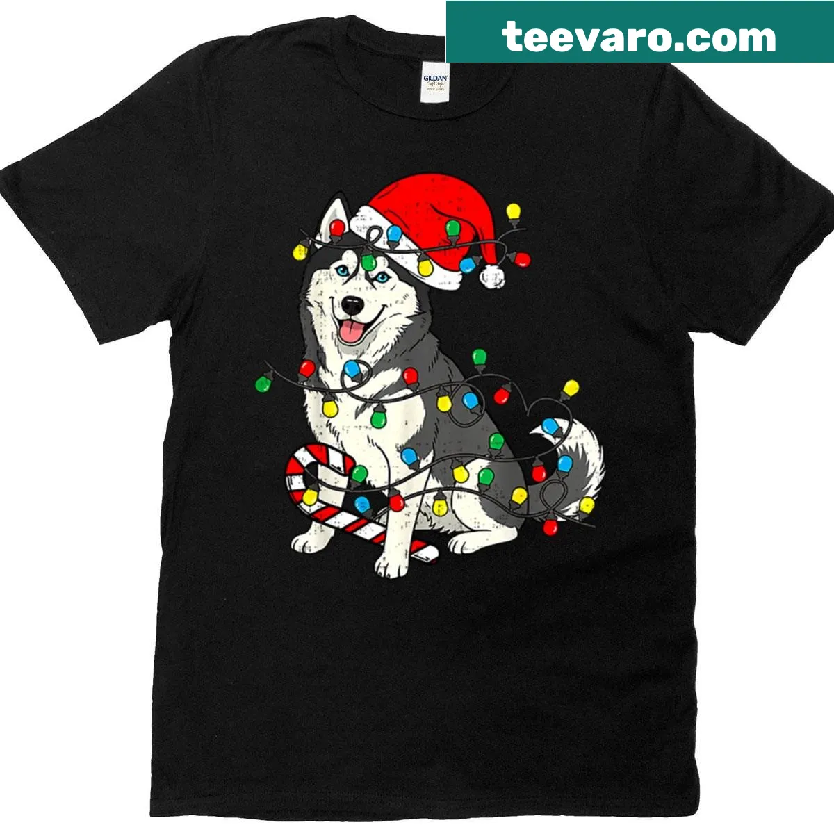 Cartoon husky with Christmas lights and Santa hat on a festive shirt — on a men's t-shirt