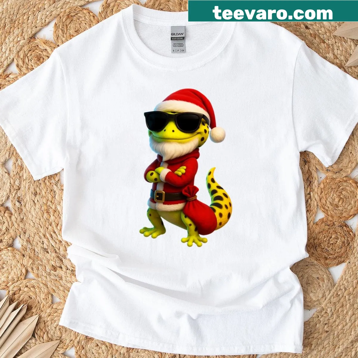 3D Christmas lizard Santa with gifts on a t-shirt — on a men's t-shirt