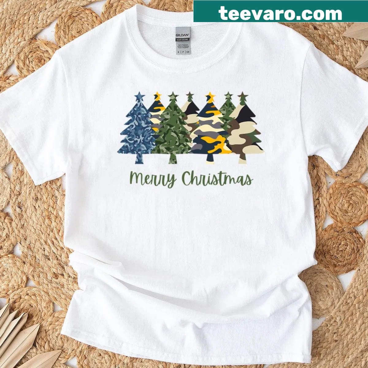 Silhouette of camouflaged Christmas trees on a t-shirt — on a men's t-shirt