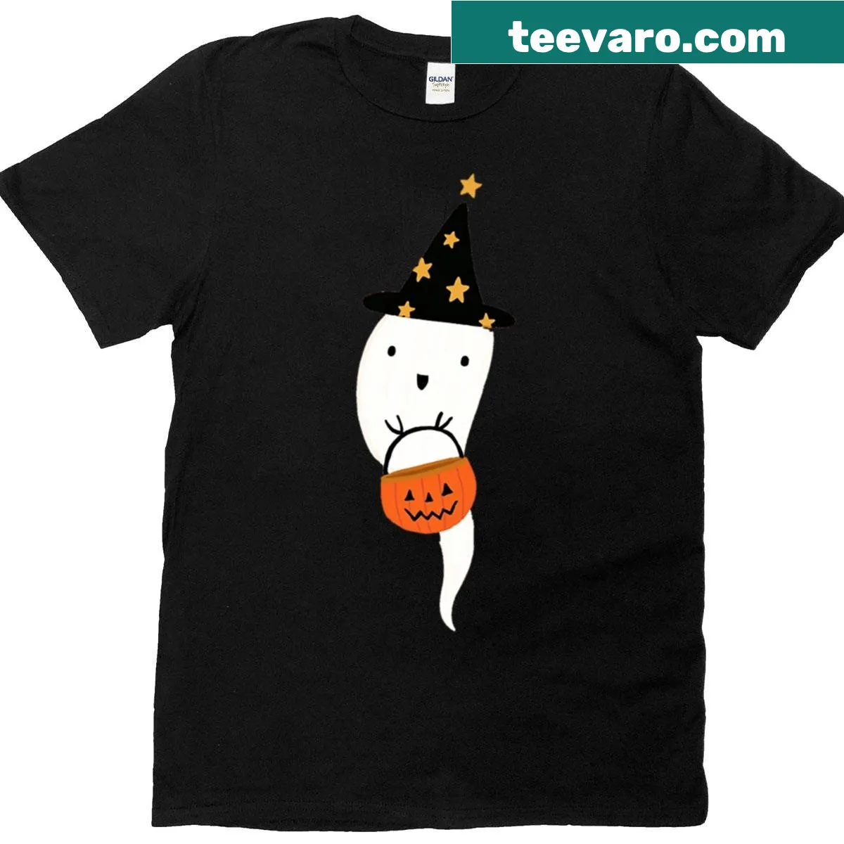 Cute Halloween ghost in a witch hat with a pumpkin bucket — on a men's t-shirt