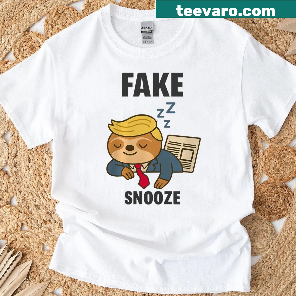 Funny sloth T-shirt with the phrase 'Fake Snooze' in vintage style — on a men's t-shirt