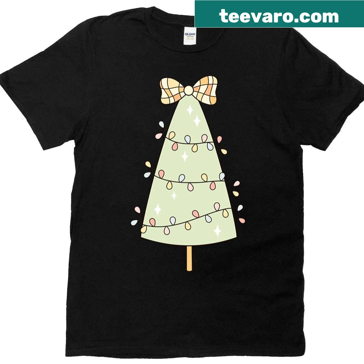Oversized T-shirt with a groovy Christmas tree illustration — on a men's t-shirt