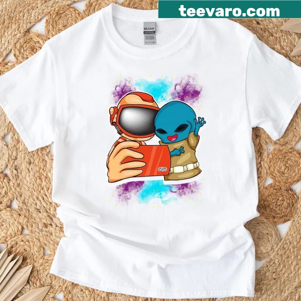 Funny astronaut and alien selfie graphic t-shirt