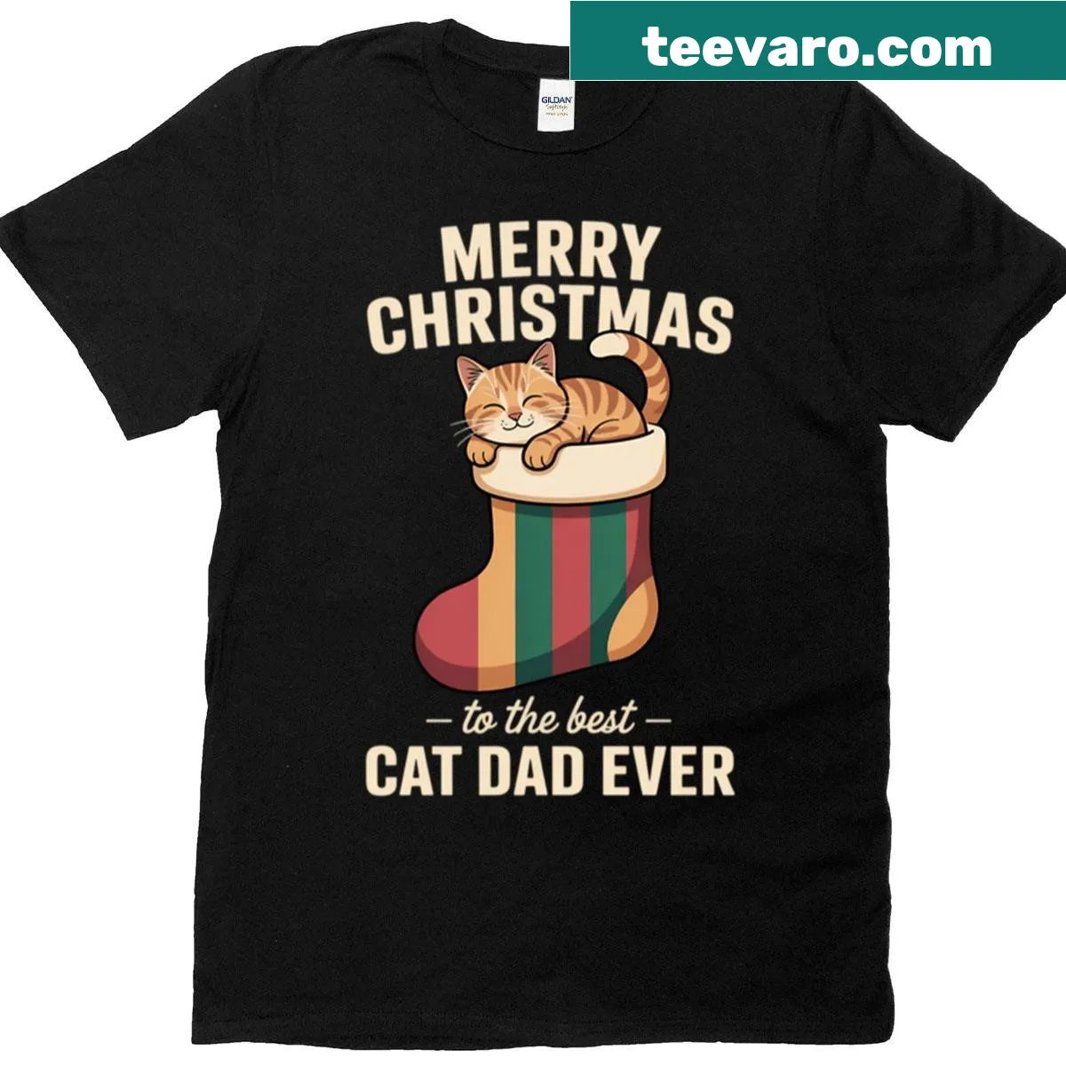 Cozy cat illustration with festive decorations on a Christmas T-shirt — on a men's t-shirt