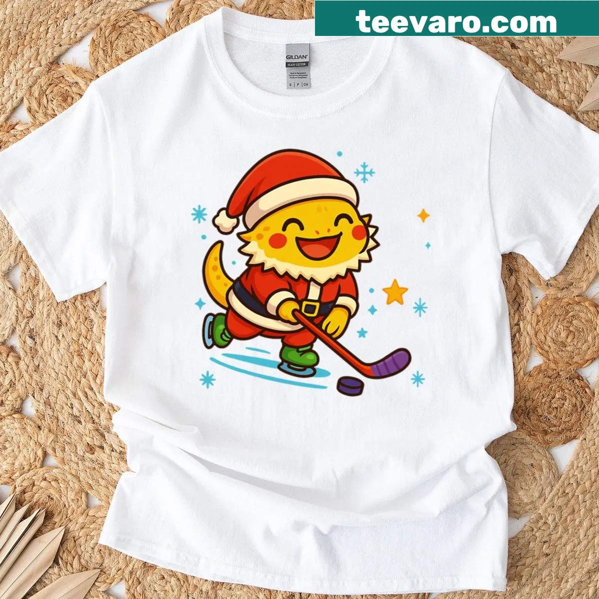 Cute bearded dragon in a Santa hat on Christmas T-shirt — on a men's t-shirt