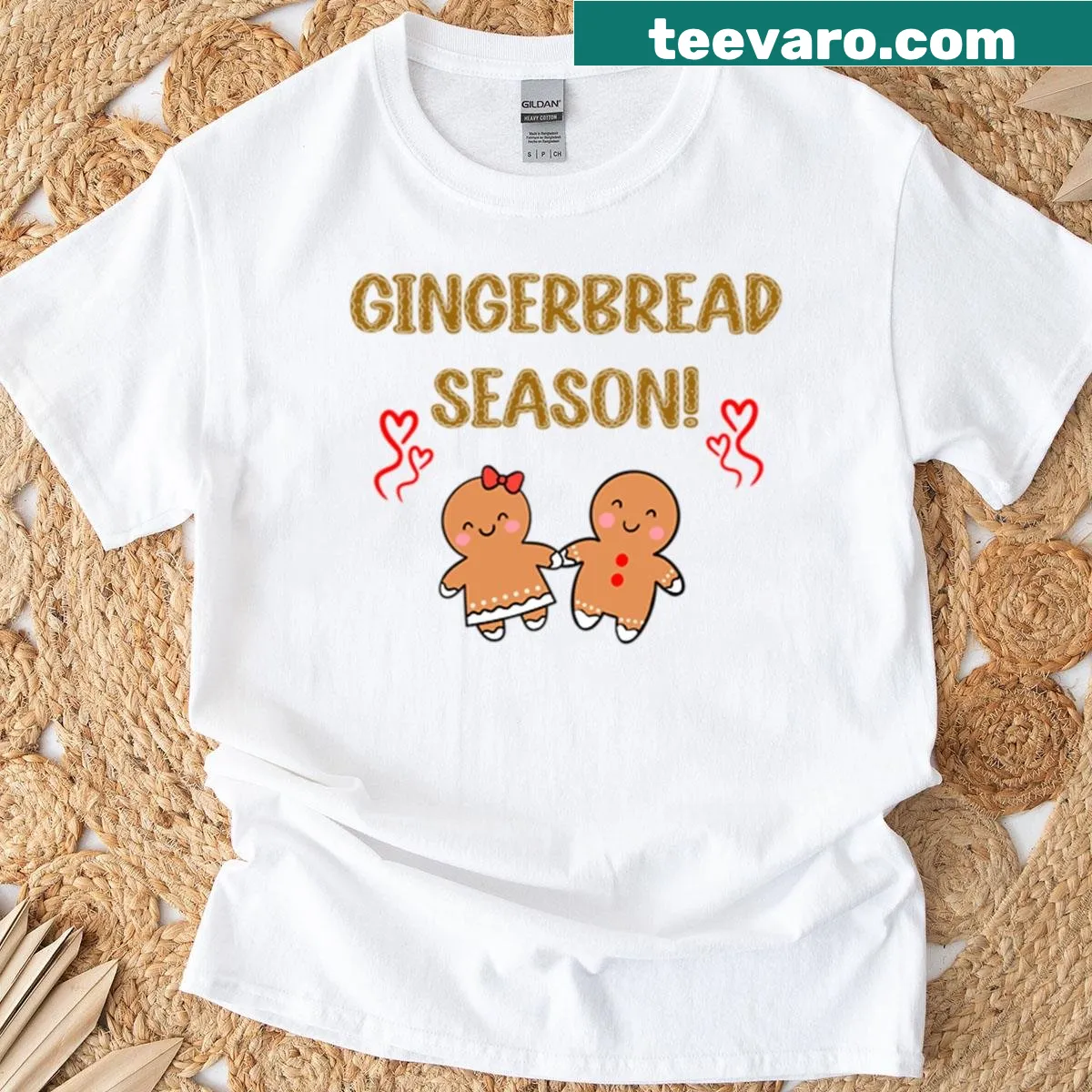 Couple with gingerbread cookies on a cozy Christmas T-shirt — on a men's t-shirt