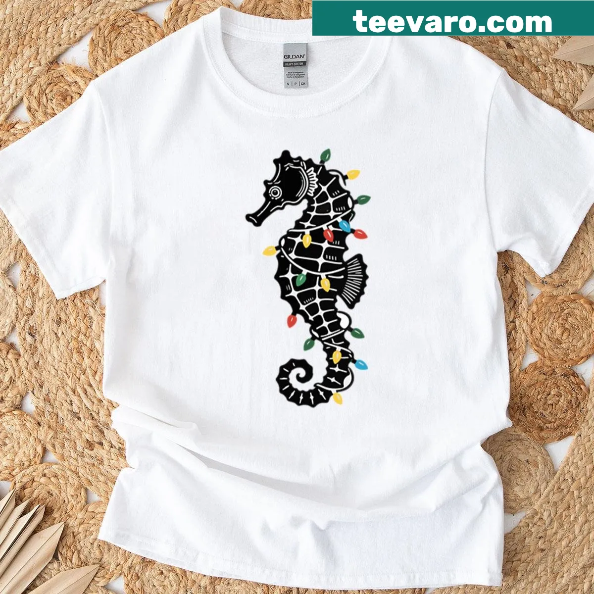 Silhouette of a seahorse wearing a Santa hat on a T-shirt — on a men's t-shirt