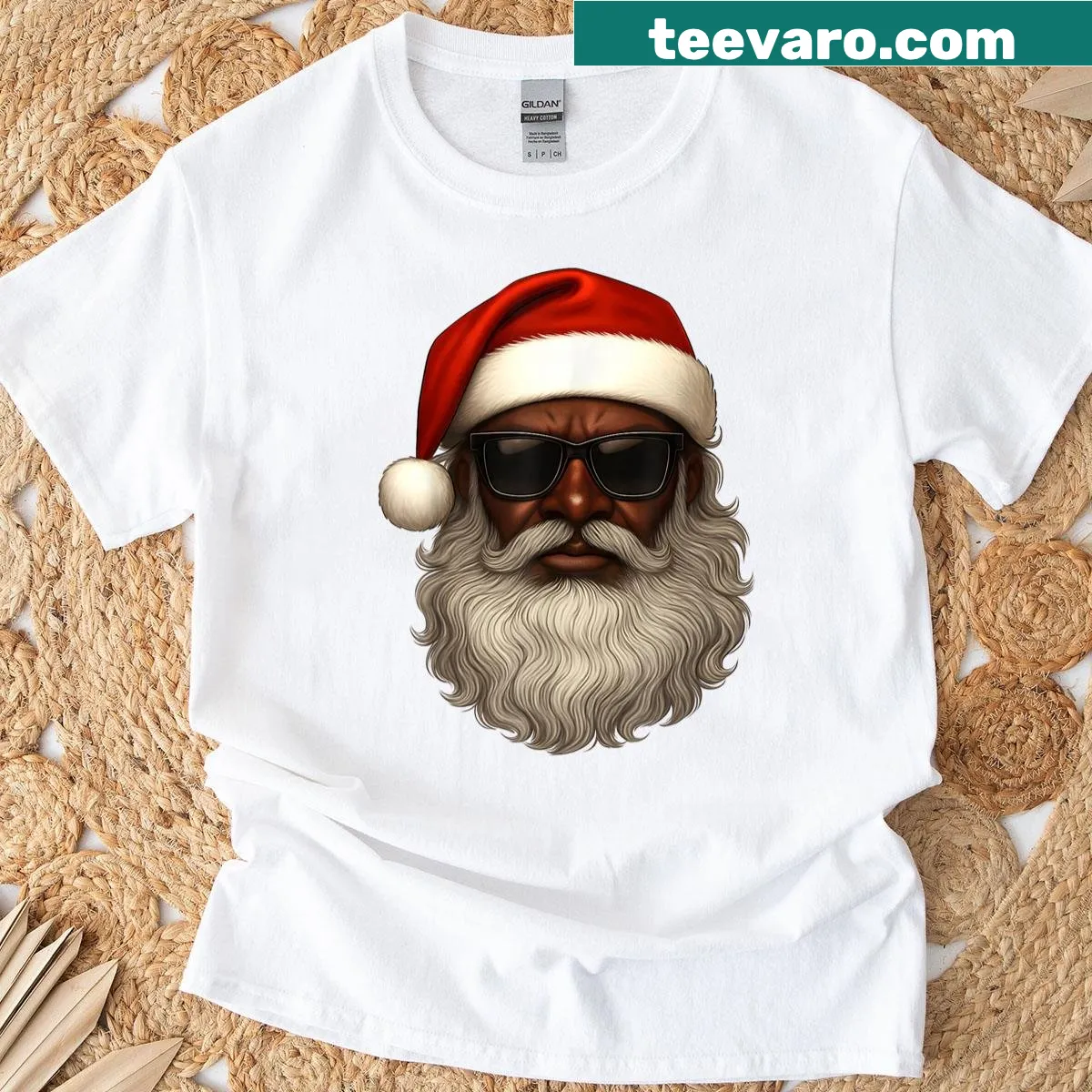 Illustration of African American Santa on a Christmas t-shirt for men — on a men's t-shirt