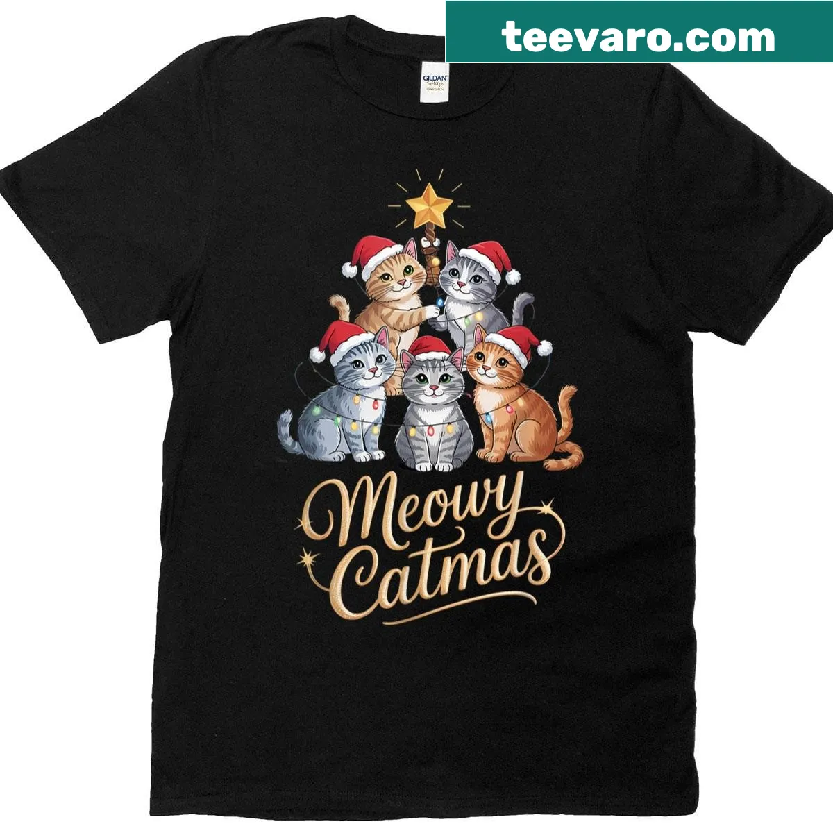 Funny Christmas shirt with cats around a Christmas tree — on a men's t-shirt