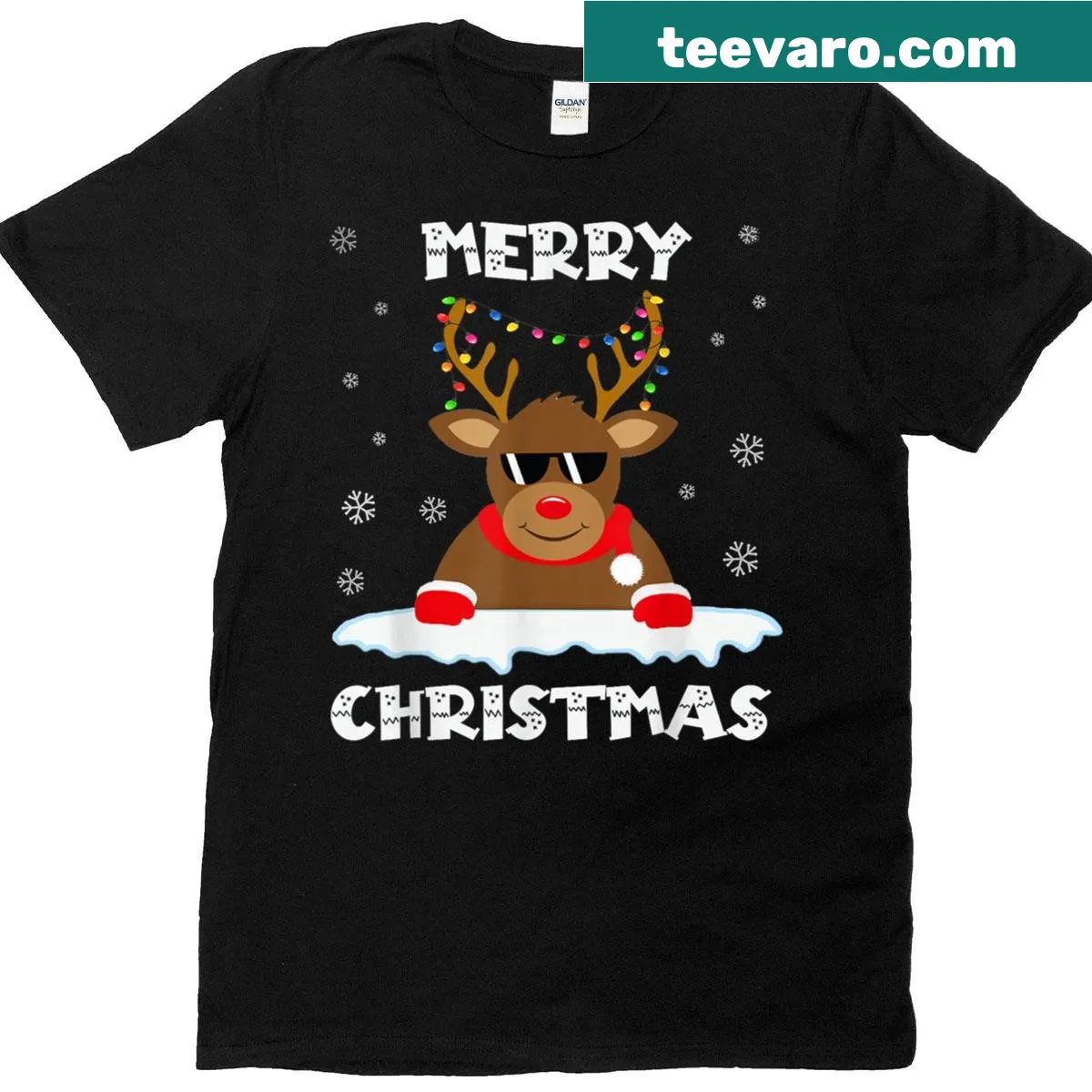 Illustration of reindeer with Christmas lights on a T-shirt — on a men's t-shirt