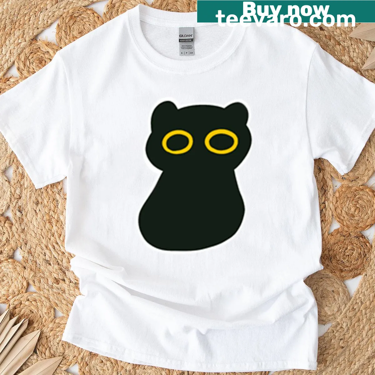 Black cat illustration with yellow eyes on a T-shirt — on a men's t-shirt