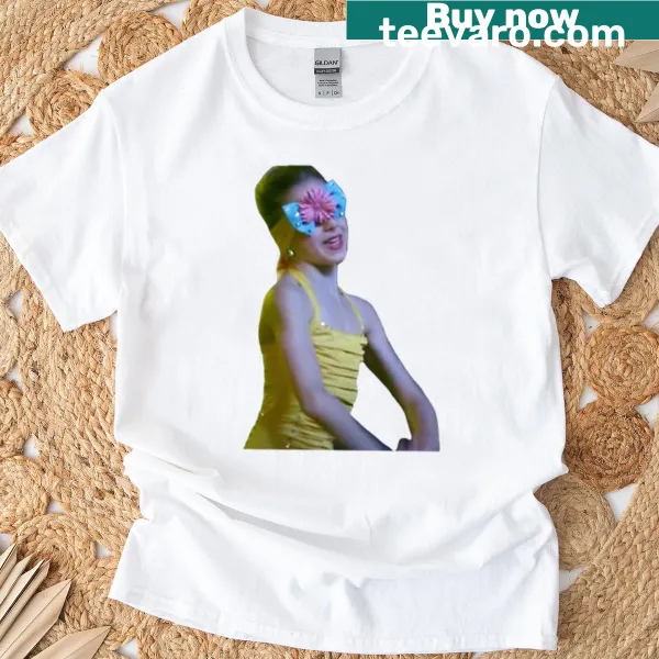 Elegant t-shirt with illustrated Chloe headpiece design