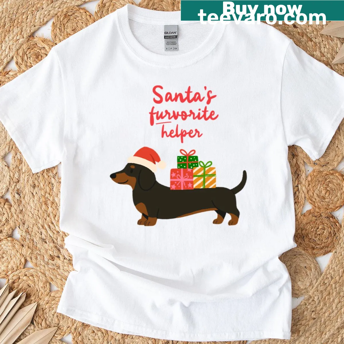 Dachshund illustration on a T-shirt celebrating Christmas — on a men's t-shirt