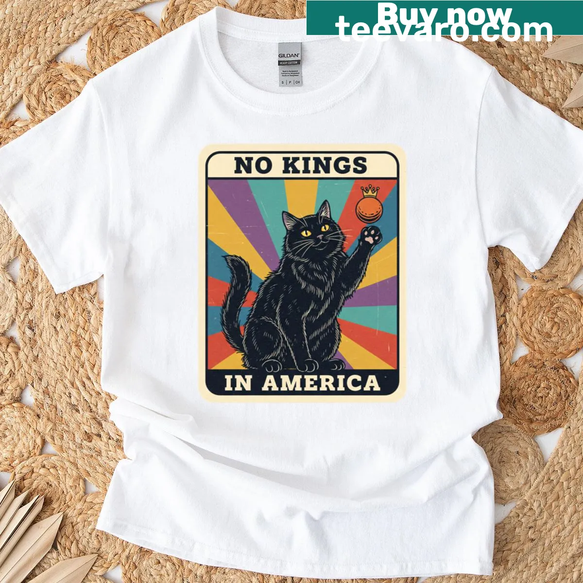 Retro black cat illustration on a T-shirt, representing independence. — on a men's t-shirt