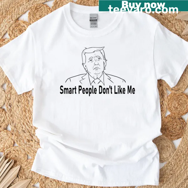 Sarcastic typography T-shirt with the phrase 'Smart People Don't Like Me'