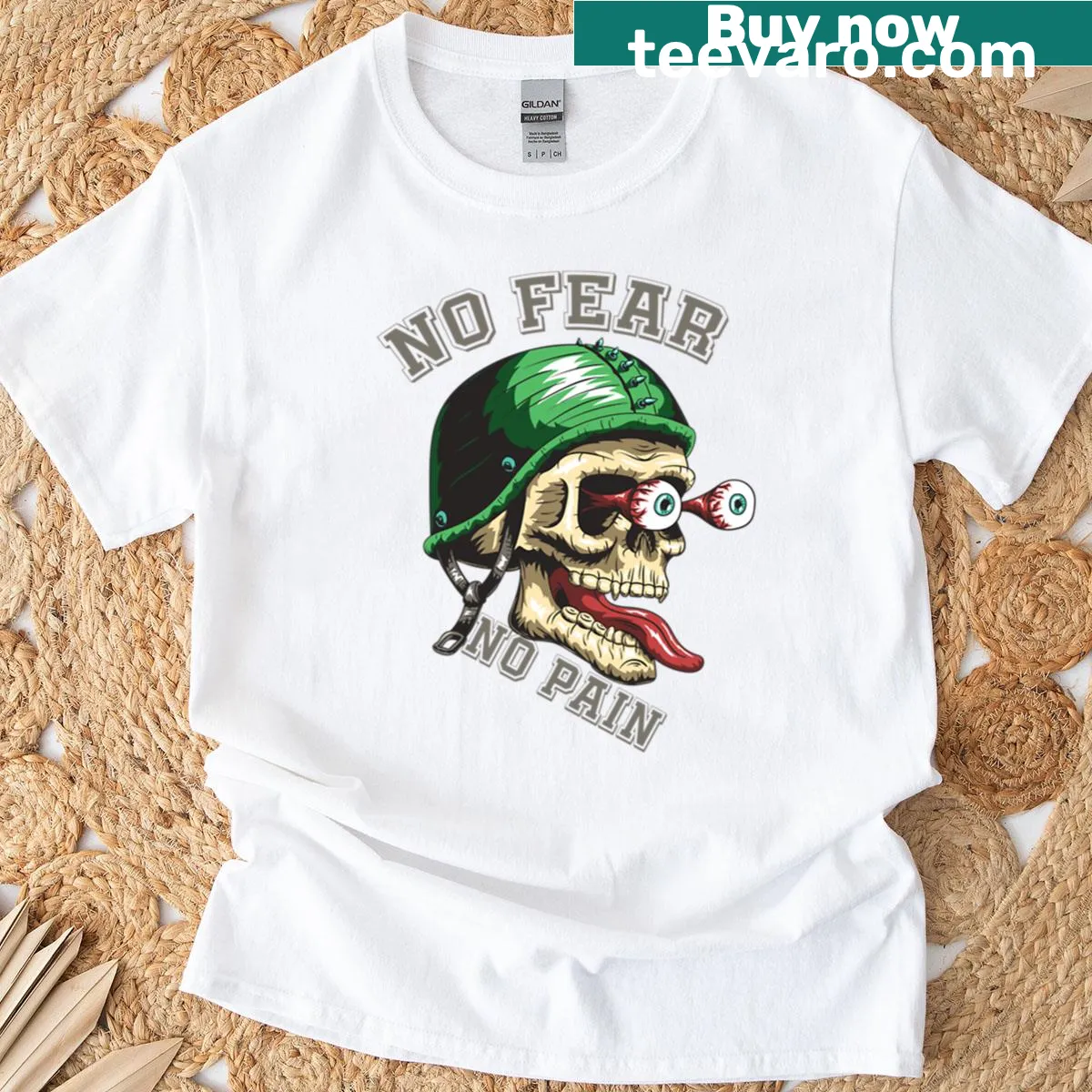 Skull graphic t-shirt with the phrase 'No Fear No Pain' — on a men's t-shirt