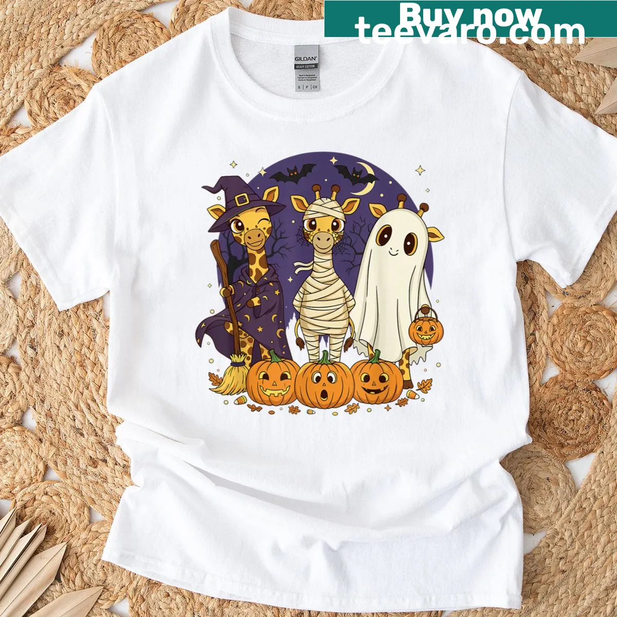 Cute giraffe in pumpkin costume on a kids' Halloween shirt — on a men's t-shirt