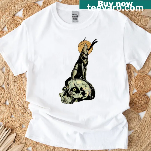 Vintage howling wolf and skull graphic Halloween T-shirt