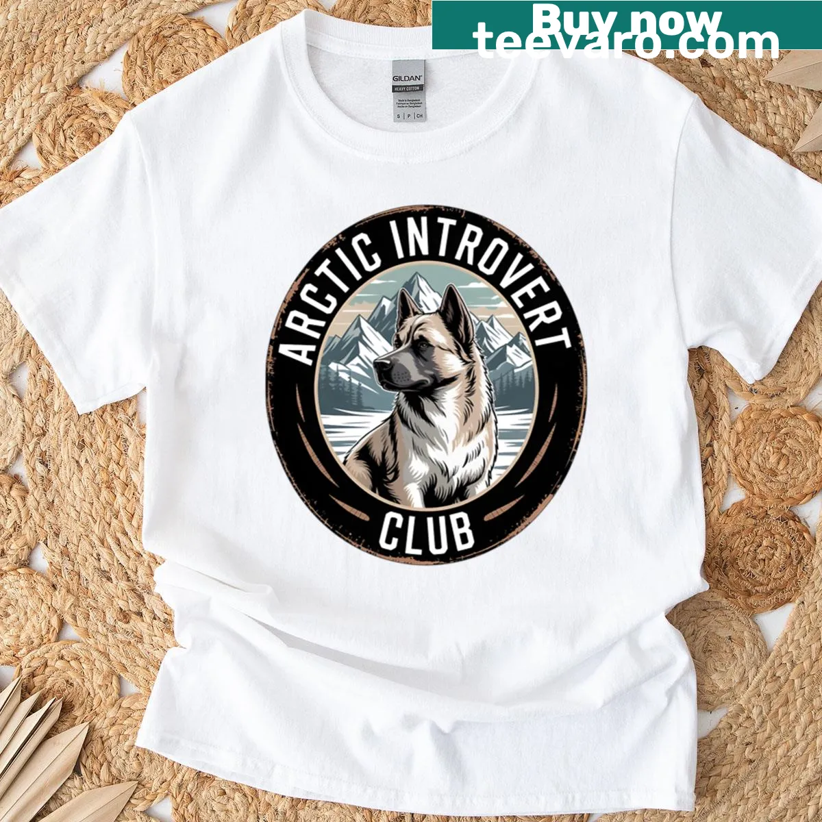 Illustration of a husky dog in winter mountains on T-shirt — on a men's t-shirt
