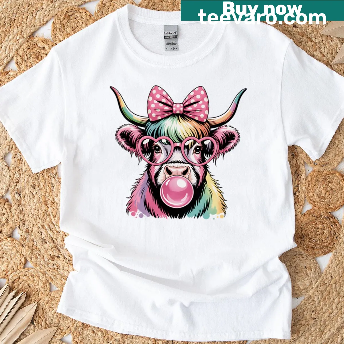 Highland cow with a bow and bubblegum illustration on a t-shirt — on a men's t-shirt