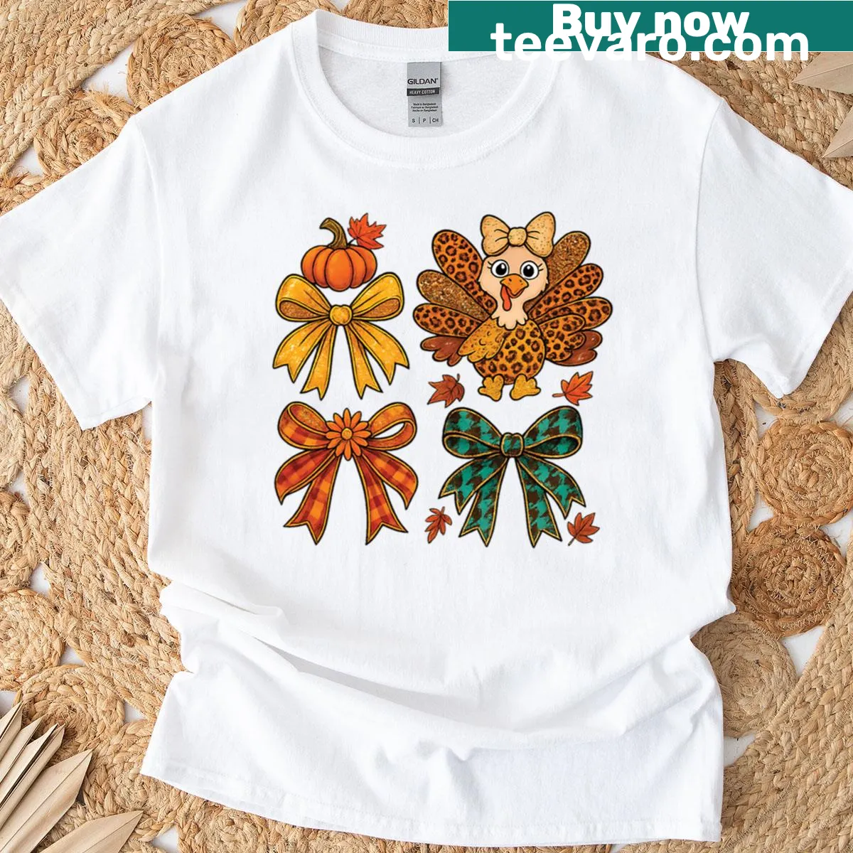 Cute turkey with bows and pumpkin illustration for Thanksgiving — on a men's t-shirt