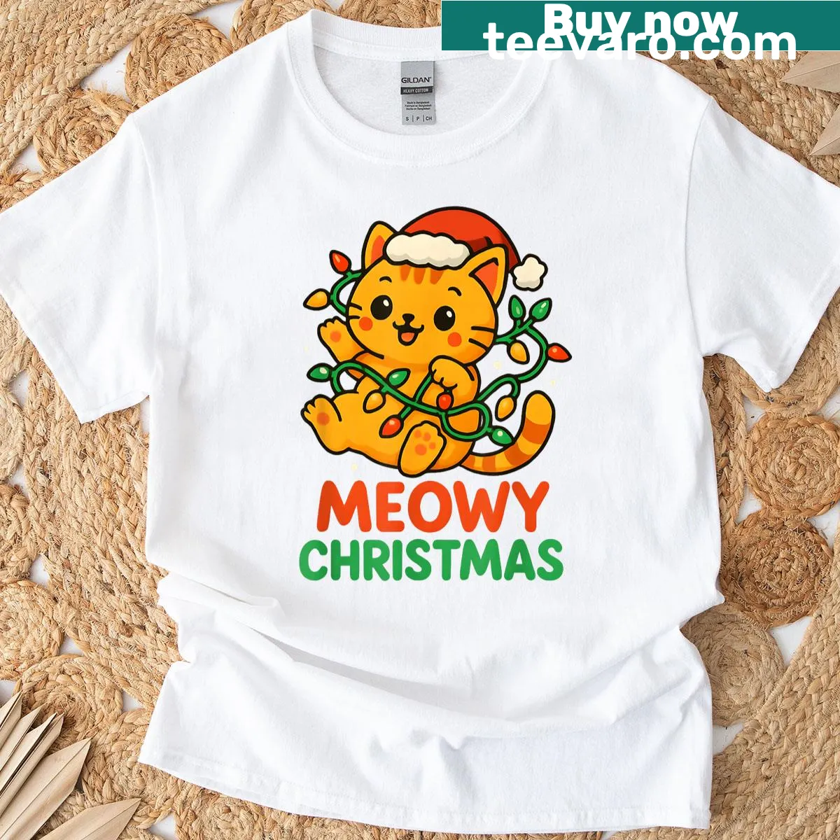 Cute orange tabby cat in a Santa hat on a Christmas T-shirt — on a men's t-shirt