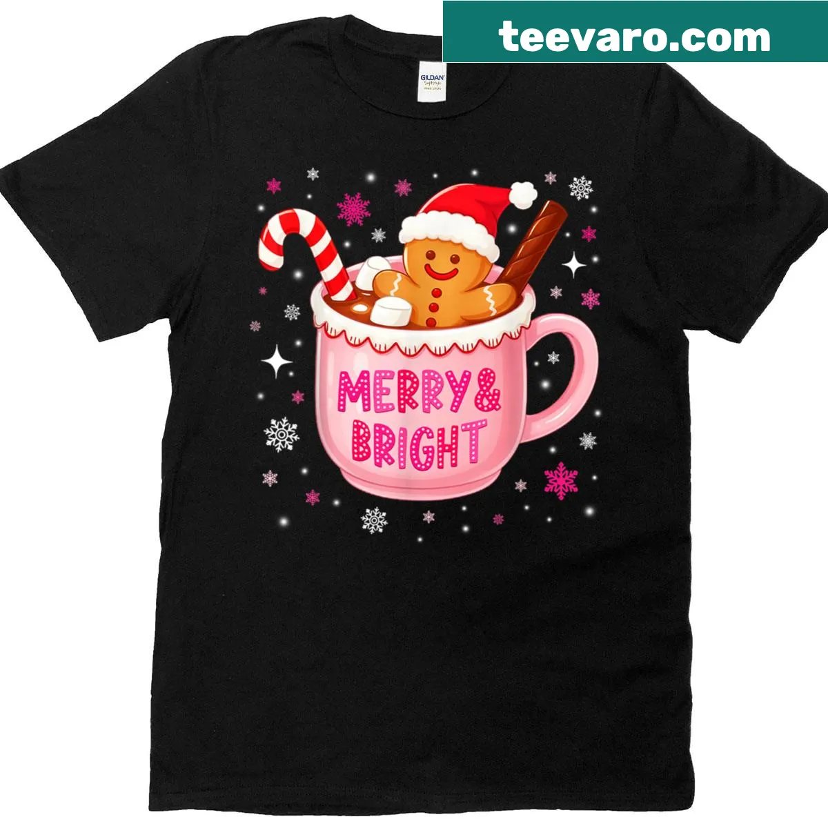 Cute T-shirt with hot cacao and gingerbread illustration, perfect for Christmas. — on a men's t-shirt