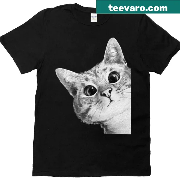 Oversized T-shirt with playful graphic of a sneaky cat