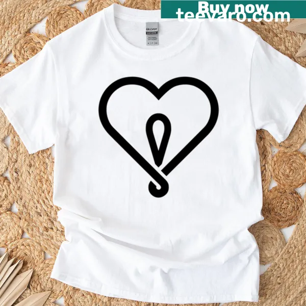 Fitted scoop T-shirt featuring a Kpop aesthetic logo design