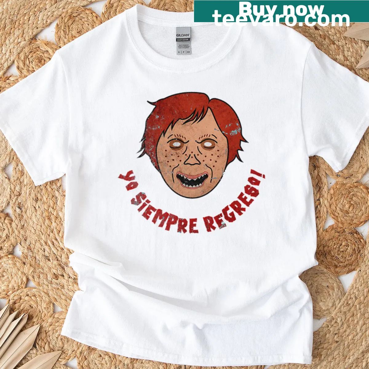 Chucky-themed T-shirt with horror design in Spanish — on a men's t-shirt