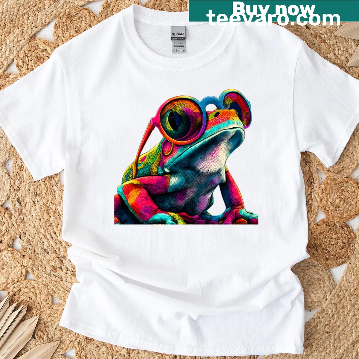 Amphibian wearing oversized shades in pop art style on T-shirt — on a men's t-shirt