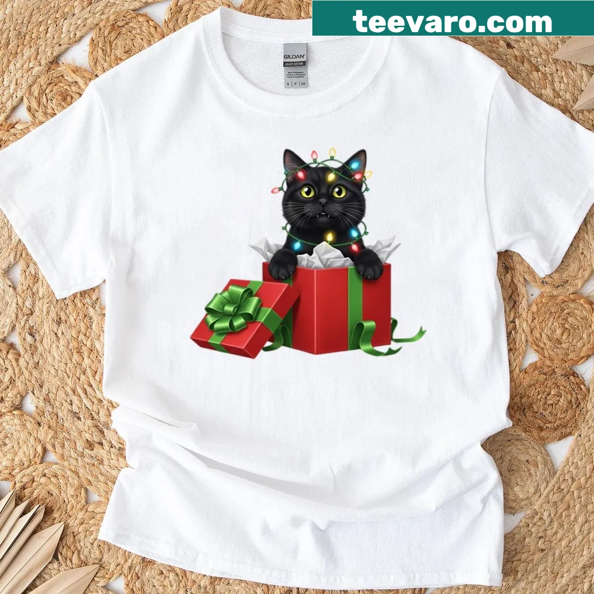 Black cat in gift box surrounded by Christmas lights — on a men's t-shirt