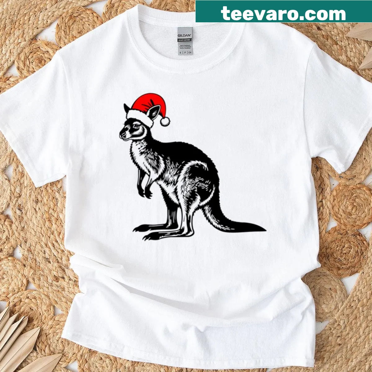 Kangaroo wearing a Santa hat on a festive T-shirt — on a men's t-shirt
