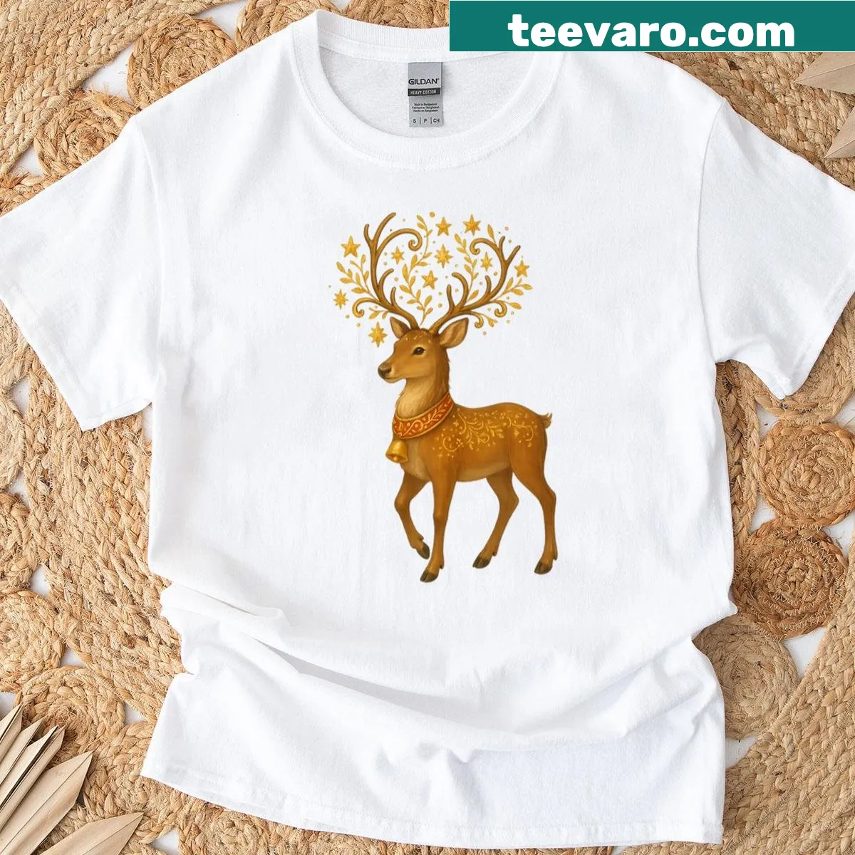 Elegant Christmas reindeer illustration on a T-shirt — on a men's t-shirt