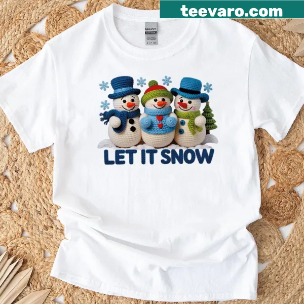 T-shirt featuring an illustration of three crochet amigurumi snowmen