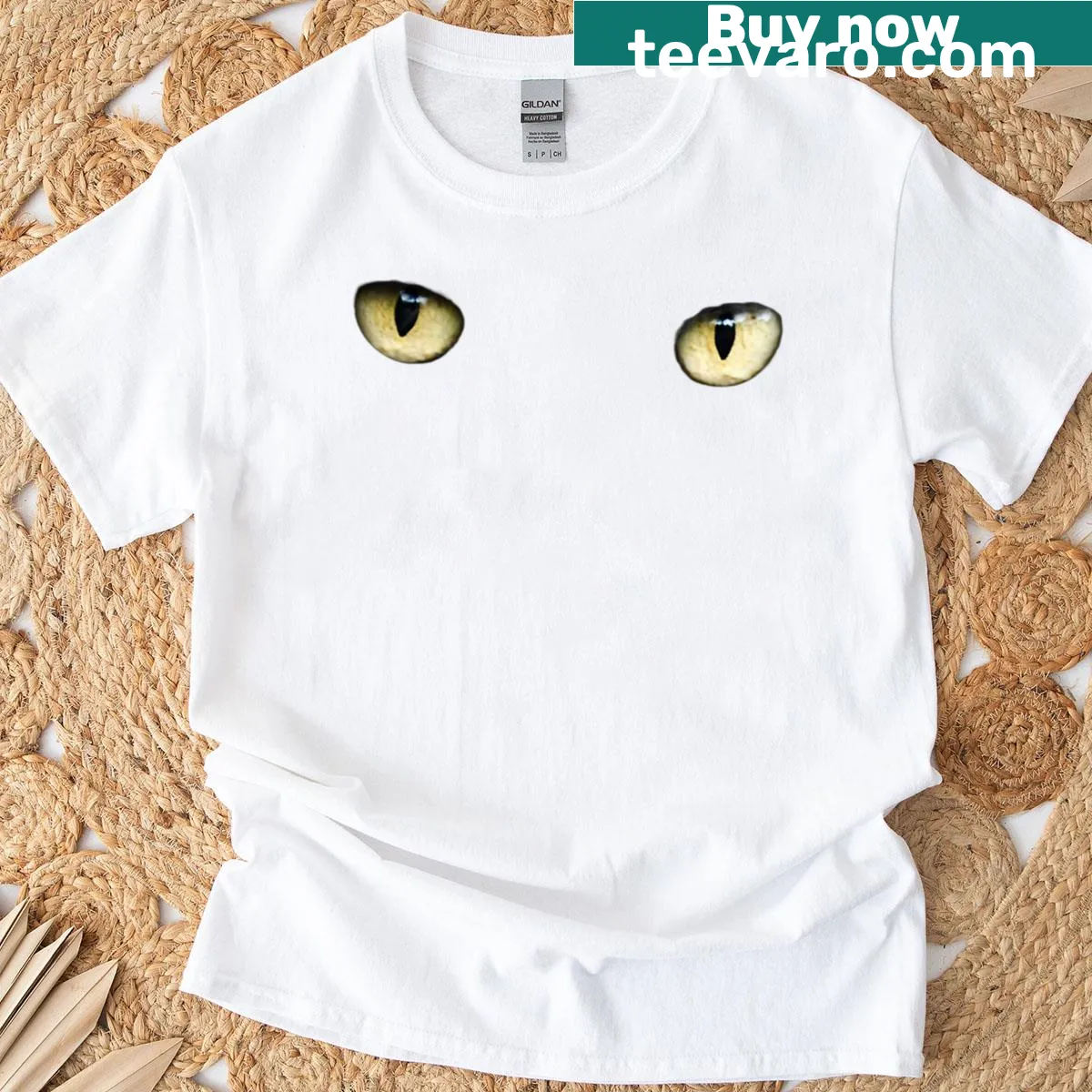 Illustration of a cat's face with captivating eyes on a t-shirt — on a men's t-shirt