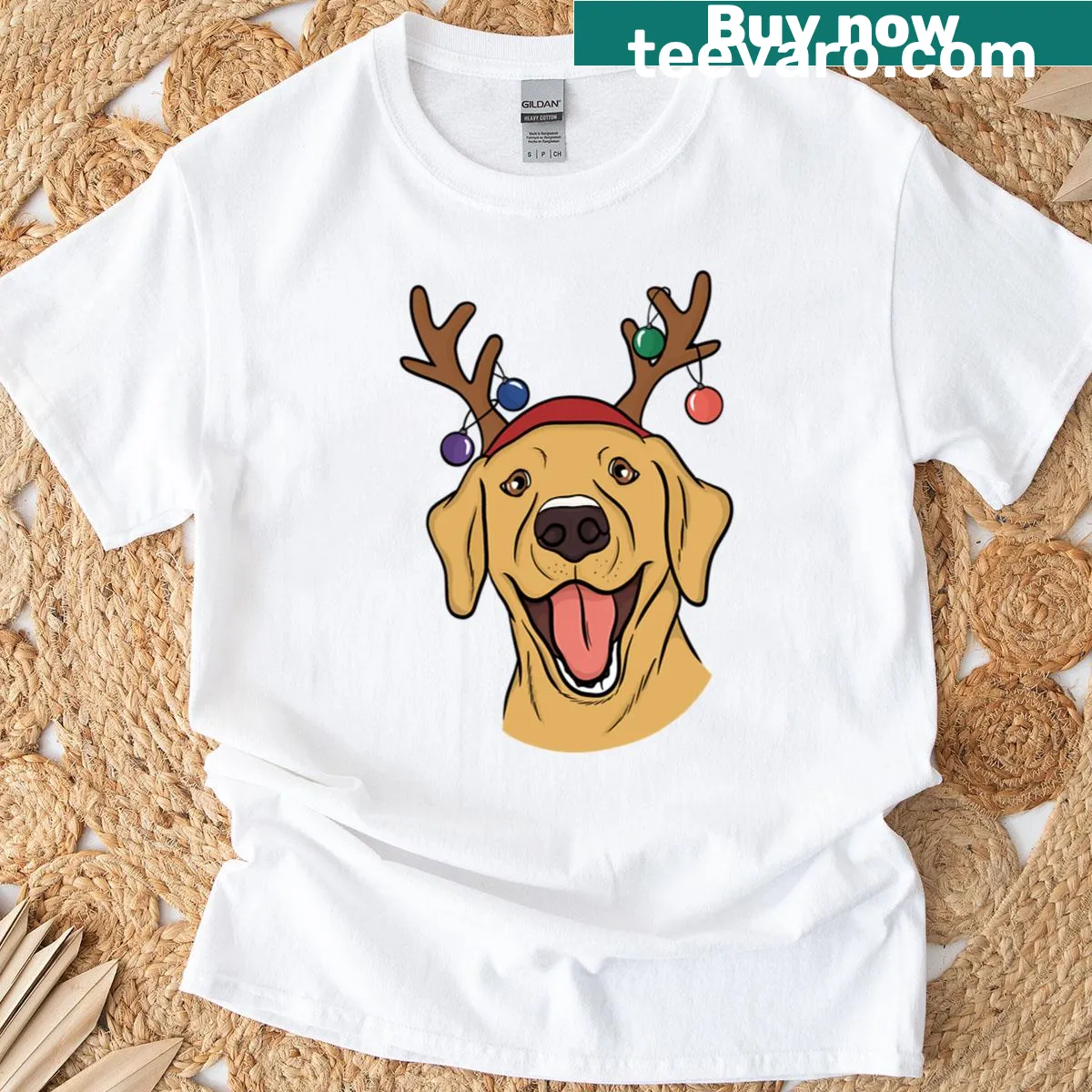 Illustration of a yellow lab in a Santa hat on a Christmas T-shirt — on a men's t-shirt
