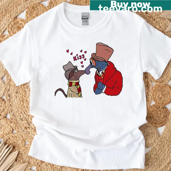 Cartoon graphic of Rizzo kissing Gonzo on a Christmas t-shirt.