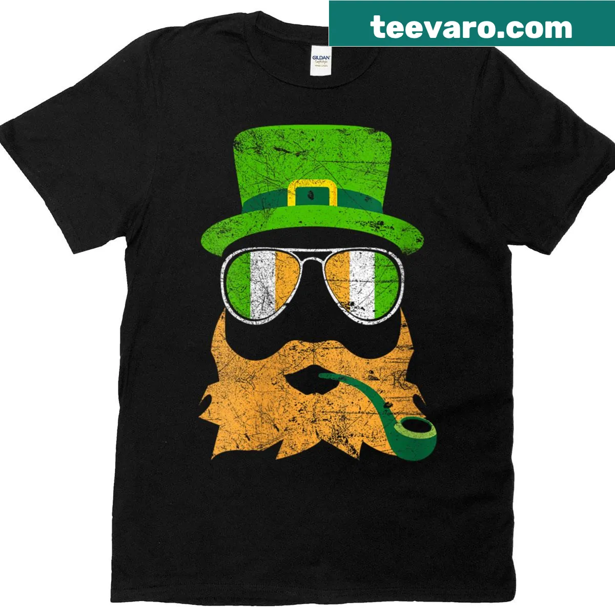 Vintage leprechaun face with sunglasses in a funny design — on a men's t-shirt
