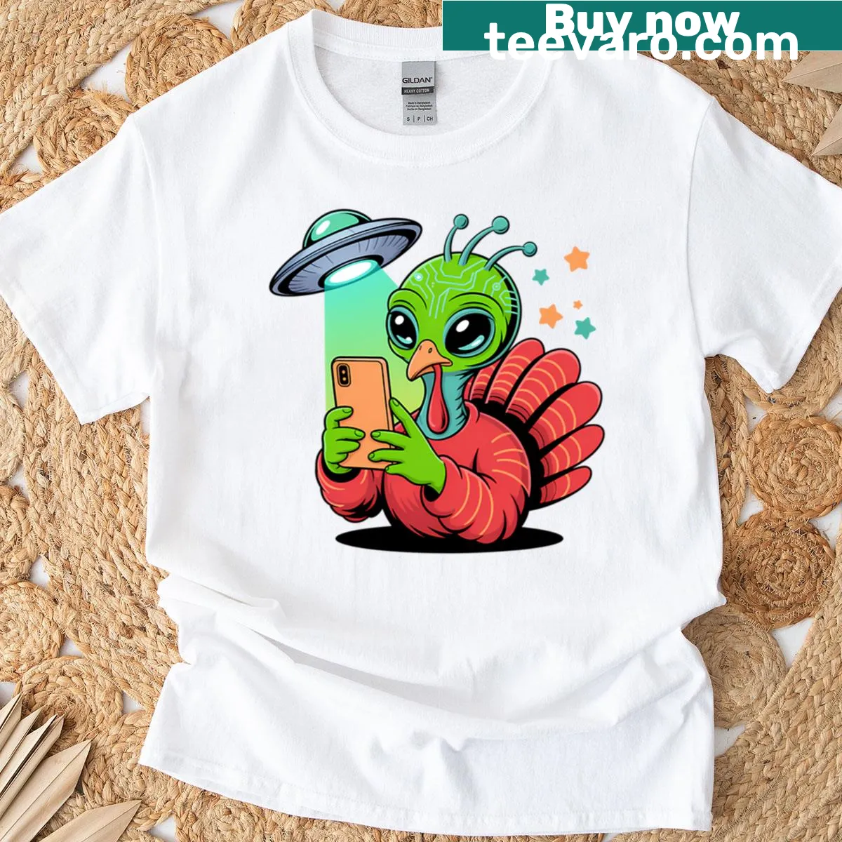 Illustration of an alien taking a selfie with a turkey in a UFO. — on a men's t-shirt