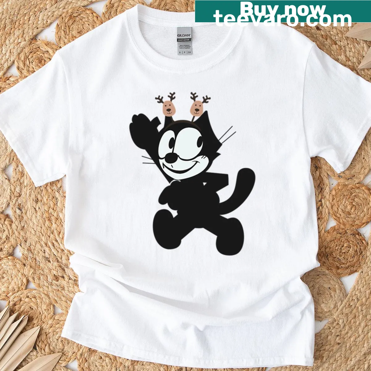 Felix the Cat in a festive Christmas design on an oversized T-shirt. — on a men's t-shirt