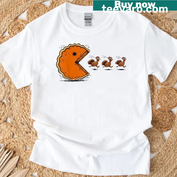 Funny Thanksgiving pumpkin pie chasing turkey graphic t-shirt