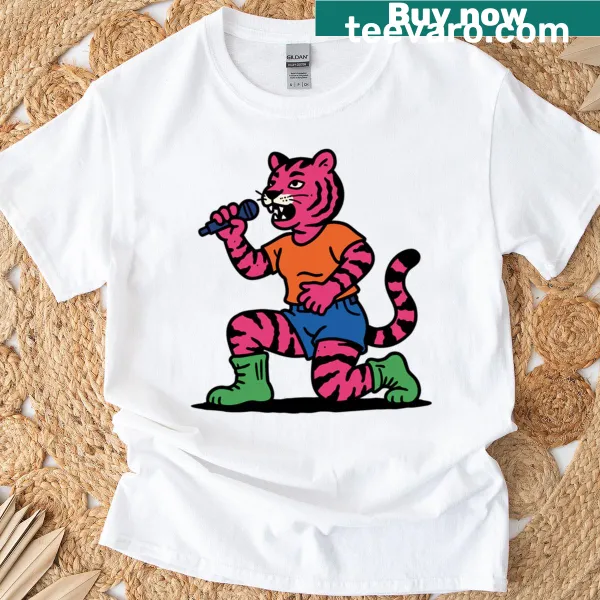 Oversized t-shirt with a tiger singing graphic